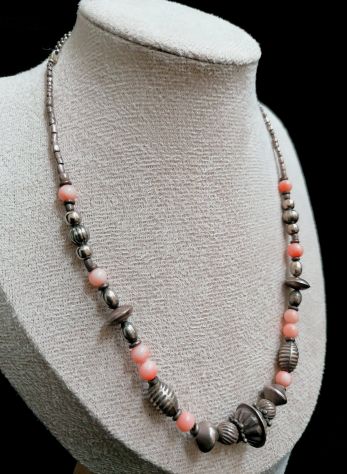 ANTICA RAFFINATA COLLANA ETNICA IN CORALLO ROSA E ELEMENTI DECORATIVI IN ARGENTO - Foto 3