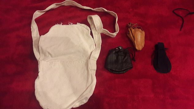 Scarselle, sacchetti, borselli, foderi medievali