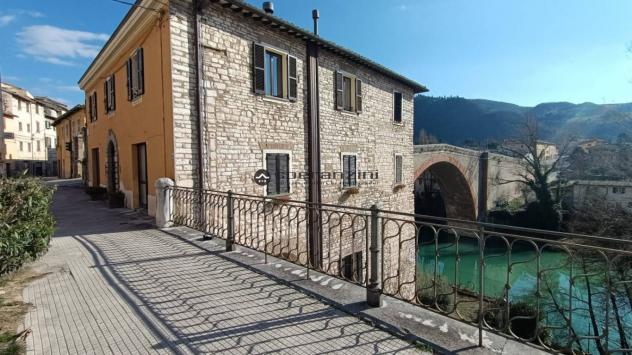Fossombrone, adiacente al centro storico facilmente accessibile sia con le macchine che a piedi proponiamo in vendita immobile di circa 90 mq con vist