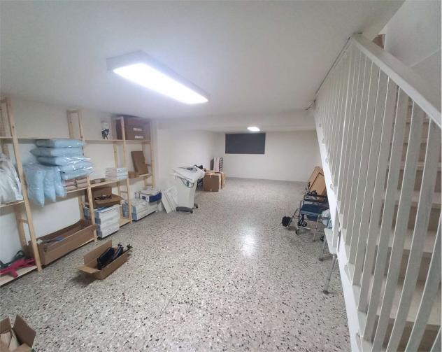 A000085 - NEGOZIO CENTRALE con MAGAZZINO - Foto 9