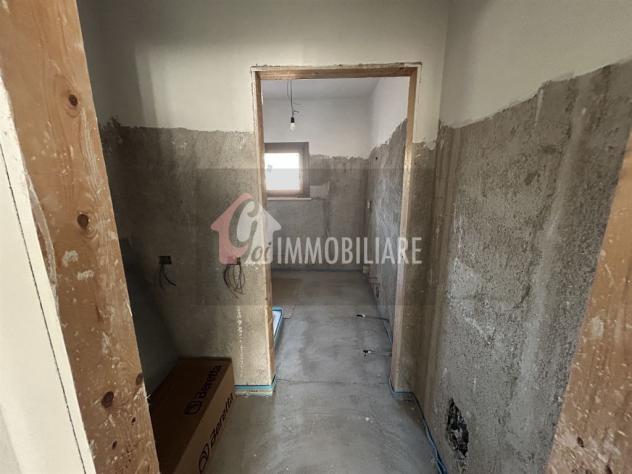 Elegante Quadrilocale Su Due Livelli con Travi a Vista e Posto Auto - Foto 9