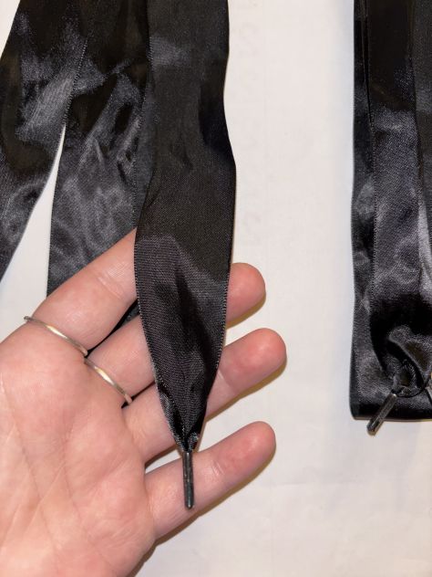 2 STRINGHE/LACCI SCARPE NUOVE DA DONNA/RAGAZZA NERO EFFETTO RASO SENZA DIFETTI - Foto 2