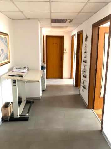 Via Zambra - Ampio ufficio con posti auto - Foto 4