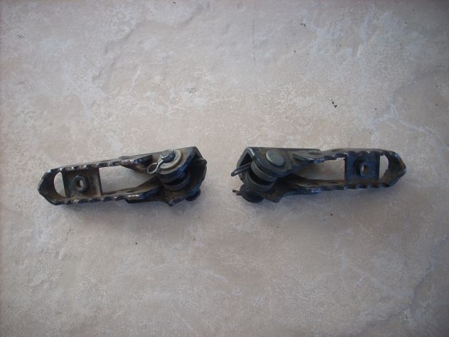 Coppia Pedane Poggiapiede Anteriori Cross Enduro con Molle e Perni Originali