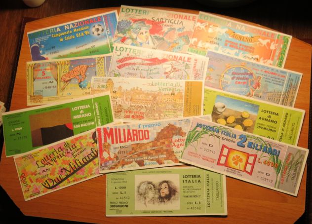 28 BIGLIETTI DELLE LOTTERIE ITALIANE TUTTI DIVERSI DAL 1981 AL 1995 CON TAGLIAND - Foto 4