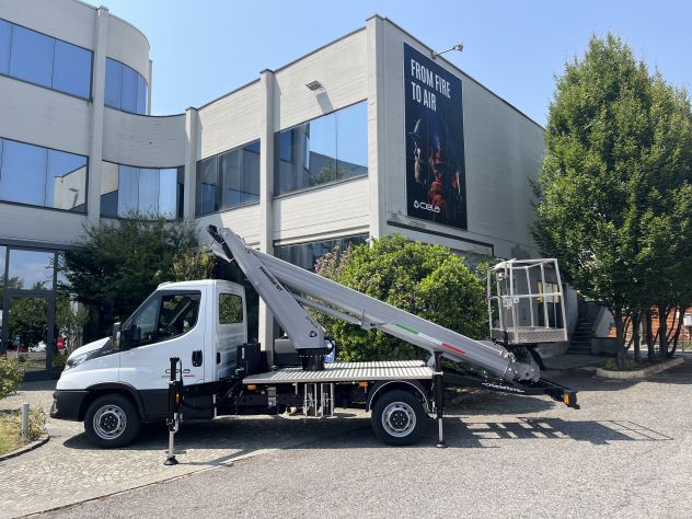 CELA 20T Essential– Piattaforma Aerea Autocarrata Telescopica 20 Metri Patente B