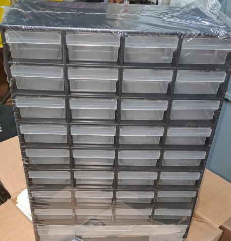 cassettiera con 33 cassetti