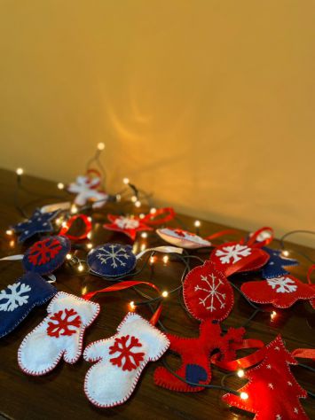 Decorazioni natalizie fatte a mano in pannolenci