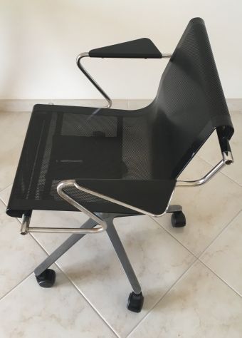 Sedia girevole di design con struttura in metallo
