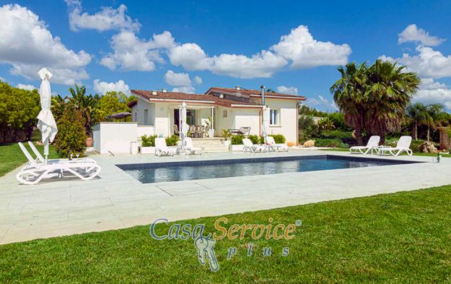Prestigiosa Villa di Lusso con Parco Privato e Piscina