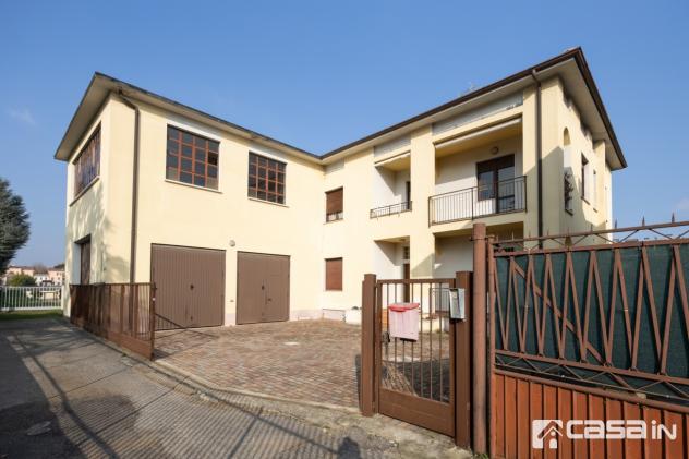 A pochi passi ampia soluzione indipendente composta da 2 appartamenti, deposito, 2 box, cantina e giardino di 800 mq
PIANO TERRA : appartamento di 4 v - Foto 2