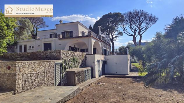 VILLA di 11 vani e di 231 mq (CAPRI) rif. CVVTP