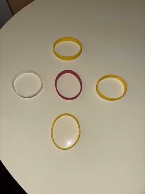 BLOCCO DA 5 BRACCIALETTI(1 BIANCO NUOVO,GLI ALTRI USATI POCO)UNISEX,IN GOMMA,UNI - Foto 8