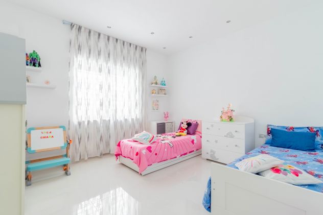 APPARTAMENTO RISTRUTTURATO CON TRE CAMERE, GARAGE E RESEDE ESCLUSIVO - Foto 8