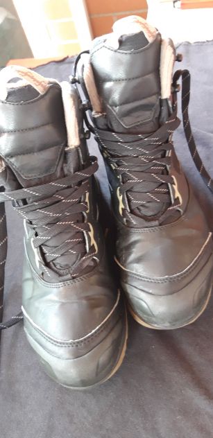 Scarponi trekking marca Quechua n. 41, leggere info in annuncio