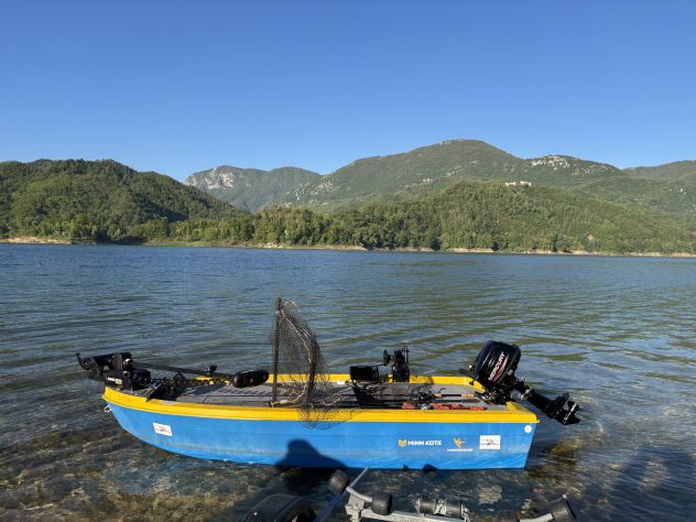 Barca in vetroresina 3,30m*1,30m completamente pianalata con motore di prua