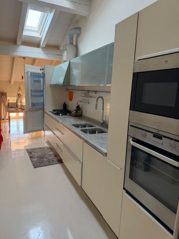 Attico arredato in centro – 4 posti letto, 2 bagni, terrazza, centro storico - Foto 3