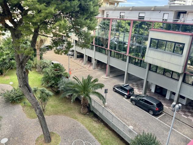 affittasi a referenziati appartamento attico bivani arredato con posto-auto,
