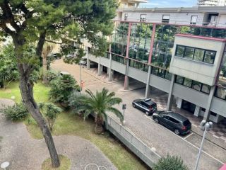 affittasi a referenziati appartamento attico bivani arredato con posto-auto,
