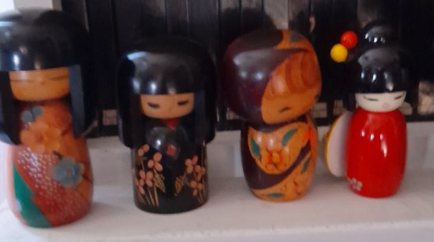 Bambole kokeshi varie misure 4 pezzi