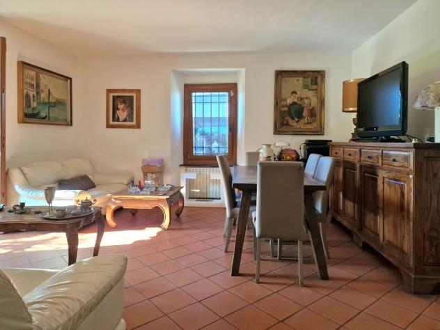 MONTIGNOSO, villetta a schiera con giardino angolare a circa 3,5 km dal mare della Versilia. L'immobile è composto di sala, cucina, disimpegno, camera