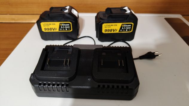 batterie nuove n.2 da 18V-21V da 4.5 Ah +caricatore