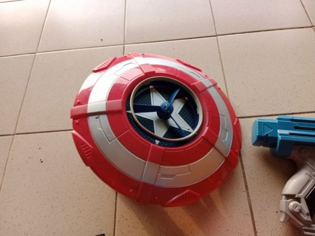 Pattini in linea OXELO. pistole NERF. Scudo Capitan America