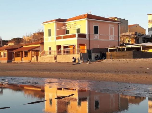 VILLA di 6 vani e di 115 mq (FOLLONICA) rif. B1
