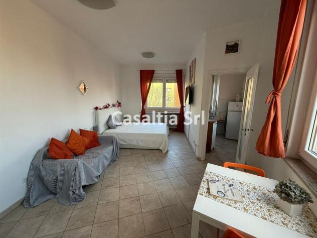 Disponibile da subito, ampio monolocale arredato di 50 mq in affitto in Viale Certosa 41, situato nel quartiere Certosa