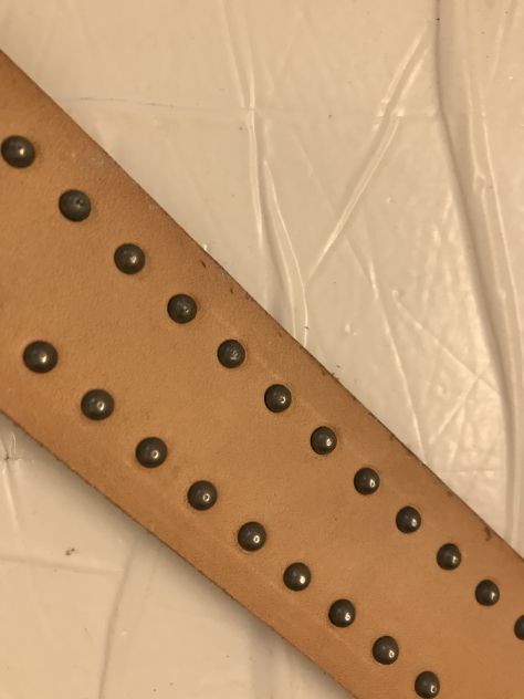 strisce in cuoio con borchie per cinture e collari