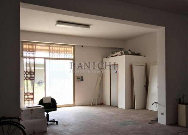 Ampio magazzino al piano terra con resede - Foto 4