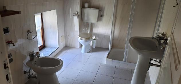 ristrutturata nel 2015 su due livelli: al piano terra ampia cucina, con caminetto, sala e scala di collegamento posta tra i due vani, piano primo dis - Foto 17