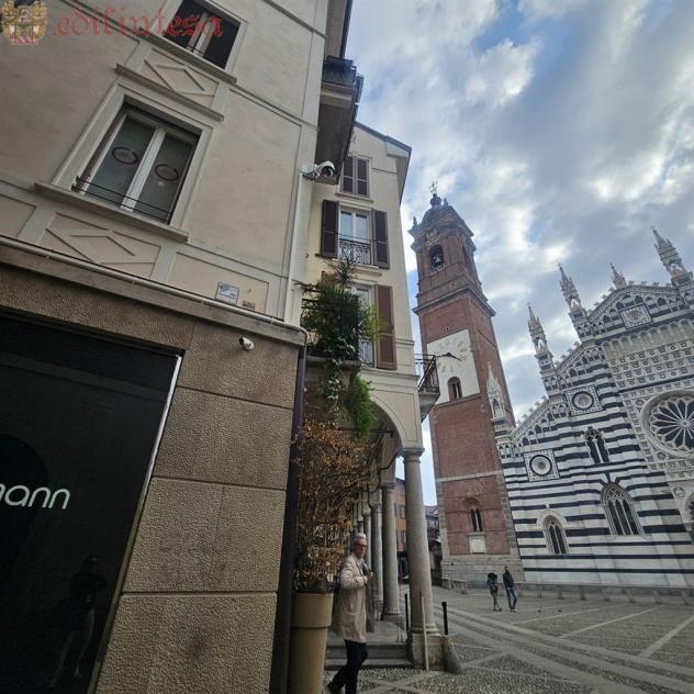 AFFITTO - TRILOCALE ELEGANTEMENTE ARREDATO IN CENTRO STORICO DI MONZA CON POSTO AUTO COPERTO