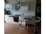 Cucina IKEA con forno, fornelli, lavastoviglie, cappa e lavello.