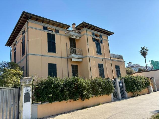 appartamento in vendita a Massa in zona Marina di Massa
