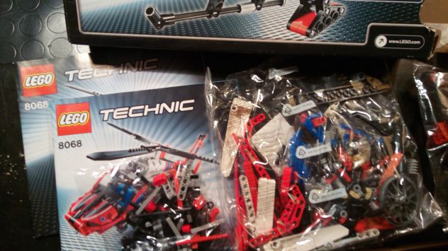 LEGO 8068,elicottero salvataggio, mai montato e molto altro, NON spedisco - Foto 2