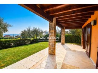 AMPIO APPARTAMENTO IN VILLA VISTA LAGO MAGNIFICA A MANERBA DEL GARDA