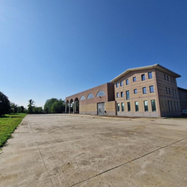 Immobile di 4000 m² con 1 locale in affitto a Rho