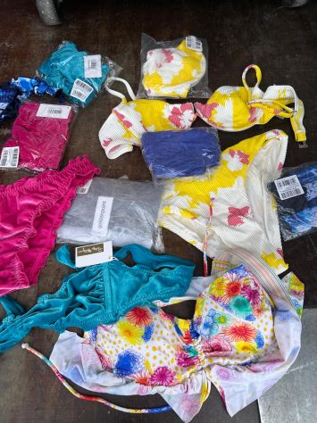 stock costumi abbigliamento - Foto 3