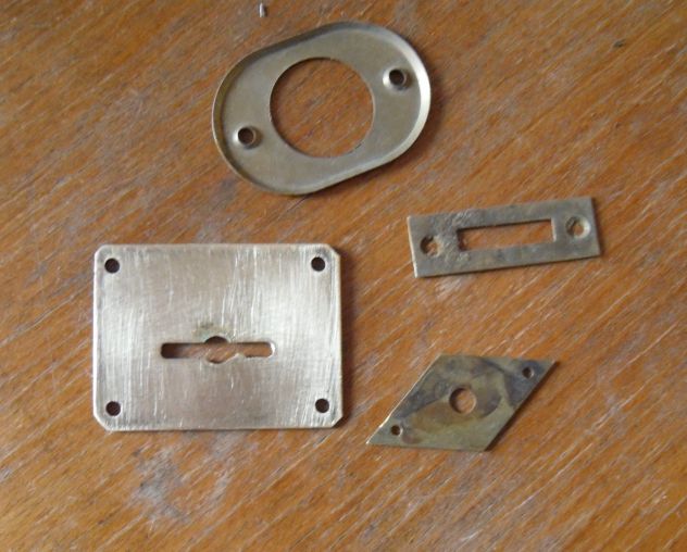 3 VECCHIE PIASTRINE BOCCHETTE PIU' 1 INCONTRO IN OTTONE STILE LIBERTY PER MOBILI - Foto 2