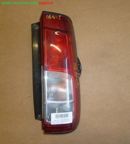 FANALE POST.D. ROSSO/BIANCO SUZUKI IGNIS (RM/MH)  Parti elettriche  Fanaleria  Fanali  Fanale post. sx. SUZUKI - IGNIS - 01-10-2003 - 01-01-2009