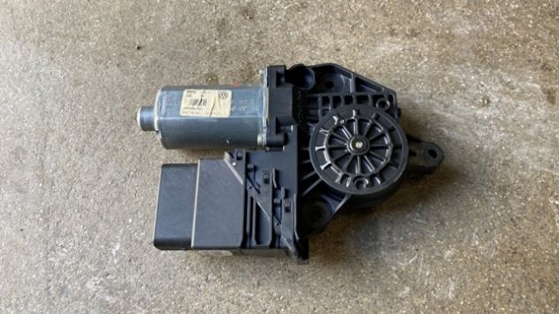 Motorino alzacristallo posteriore DX Volkswagen Golf 6 del 2010 (5K0959795) - Foto 2