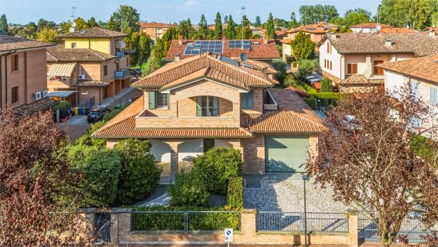 VA0330 - LIMIDI (SOLIERA) – VILLA DAL RESPIRO AMERICANO CON DOPPIO VOLUME, GIARDINO SU 4 LATI & TRIPLO GARAGE