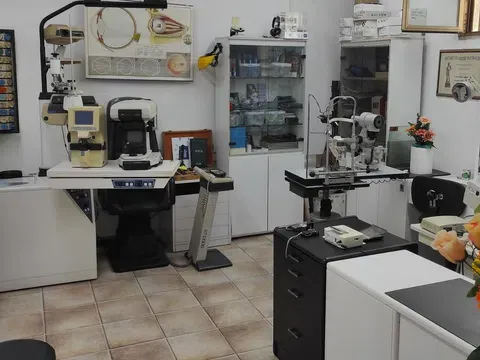 Cedesi Negozio di Ottica Storico in Versilia - Foto 7