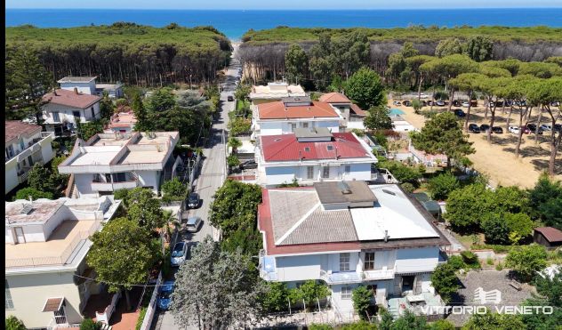 Porzione di villa indipendente su 2 livelli con giardino a pochi passi dal mare