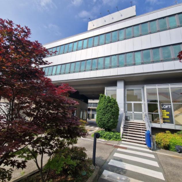 Immobile di 950 m² con più di 5 locali in affitto a Pero