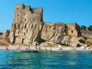 Villetta ad angolo a pochi metri dal mare