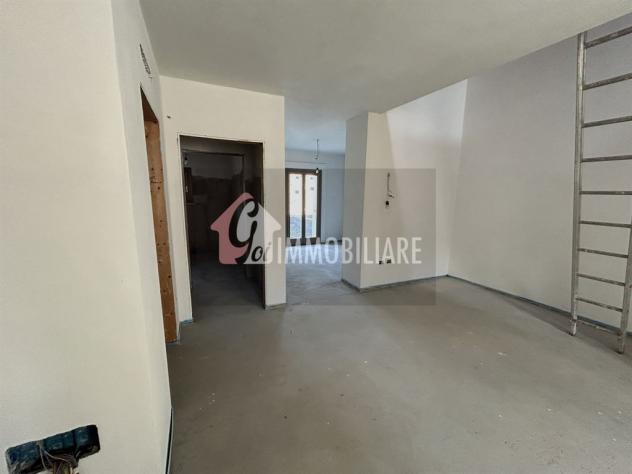 Elegante Quadrilocale Su Due Livelli con Travi a Vista e Posto Auto - Foto 5