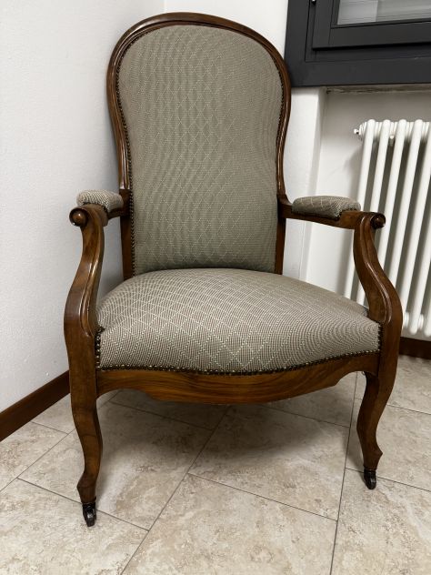 Elegante poltrona in stile Luigi Filippo in noce con rotelle originali. - Foto 2