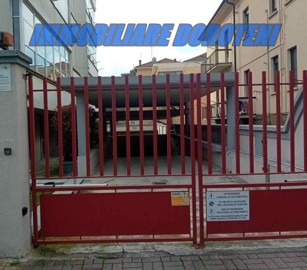 VENDESI AMPIO BOX DI MQ 34.